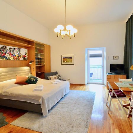 Charming With Balcony In Hip & Trendy Margareten Wien Eksteriør billede