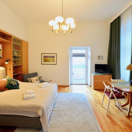 Charming With Balcony In Hip & Trendy Margareten Wien Eksteriør billede