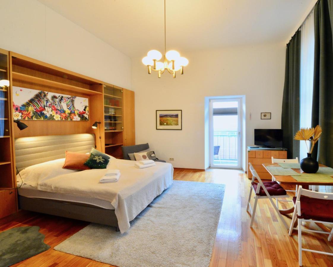 Charming With Balcony In Hip & Trendy Margareten Wien Eksteriør billede