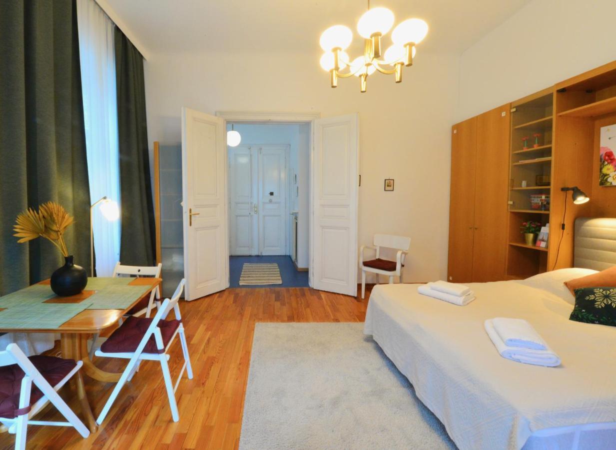 Charming With Balcony In Hip & Trendy Margareten Wien Eksteriør billede
