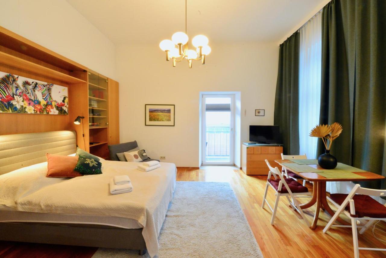 Charming With Balcony In Hip & Trendy Margareten Wien Eksteriør billede